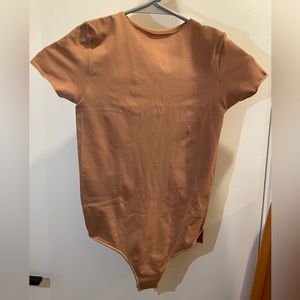 NEW Skims Essential T-Shirt Bodysuit in Camel
